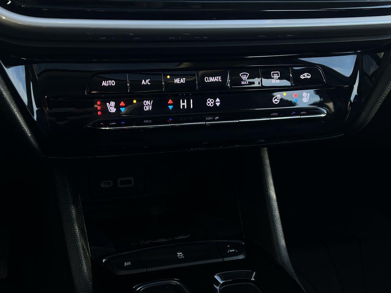 2022 Chevrolet Bolt EUV Premier ELECTRIC VEHICLE, MOONROOF, HEATED FRONT SEATS, BACK UP CAM!! Photo