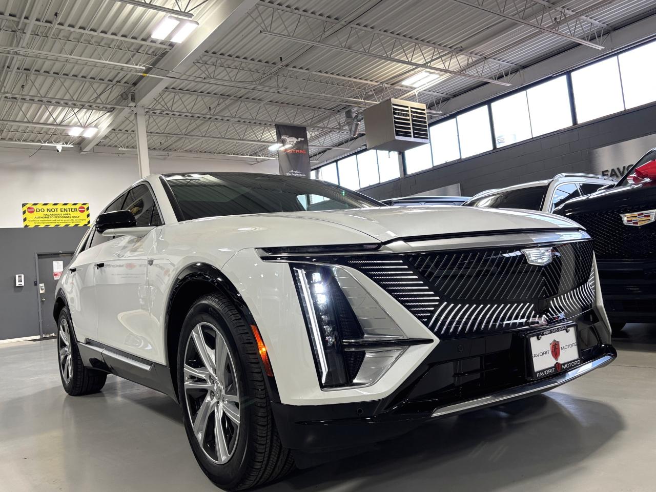 2024 Cadillac LYRIQ Tech|1SA|RWD|CLUSTERNAV|FULLPANOROOF|LEATHER|CAM|+ - Photo #2