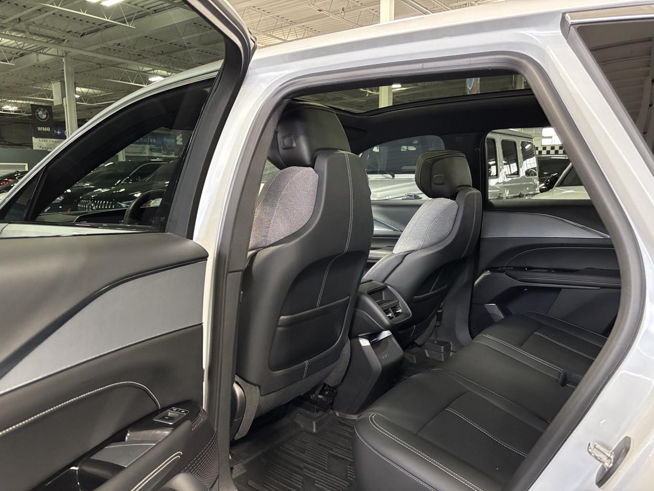 2024 Cadillac LYRIQ Tech|1SA|RWD|CLUSTERNAV|FULLPANOROOF|LEATHER|CAM|+ - Photo #11