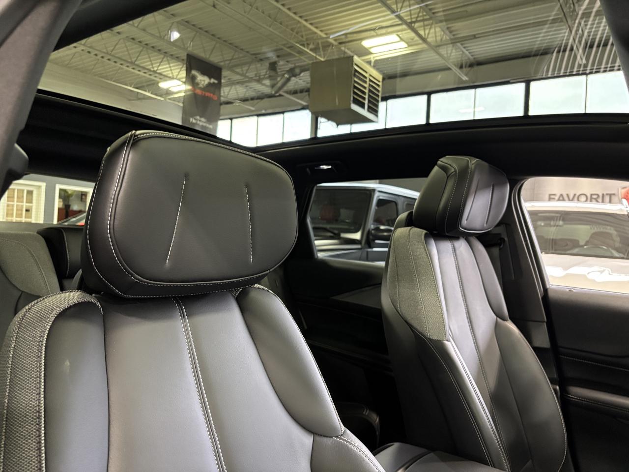 2024 Cadillac LYRIQ Tech|1SA|RWD|CLUSTERNAV|FULLPANOROOF|LEATHER|CAM|+ - Photo #20