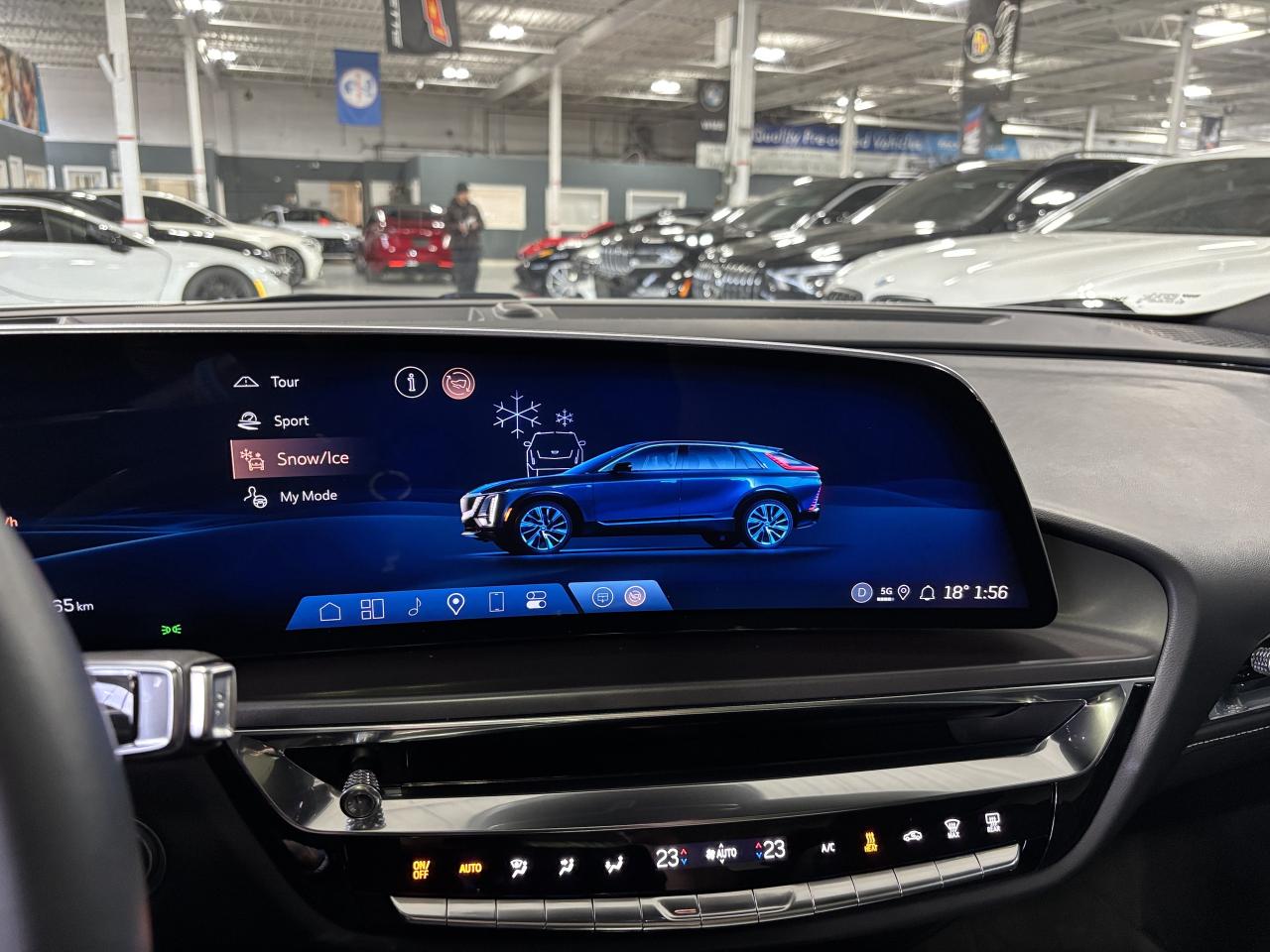 2024 Cadillac LYRIQ Tech|1SA|RWD|CLUSTERNAV|FULLPANOROOF|LEATHER|CAM|+ - Photo #34