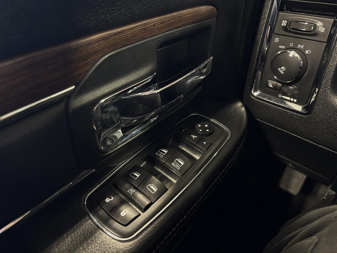 2016 RAM 1500 Laramie|V8HEMI|4WD|CREW|NAV|ALPINE|LEATHER|WHEELS| Photo