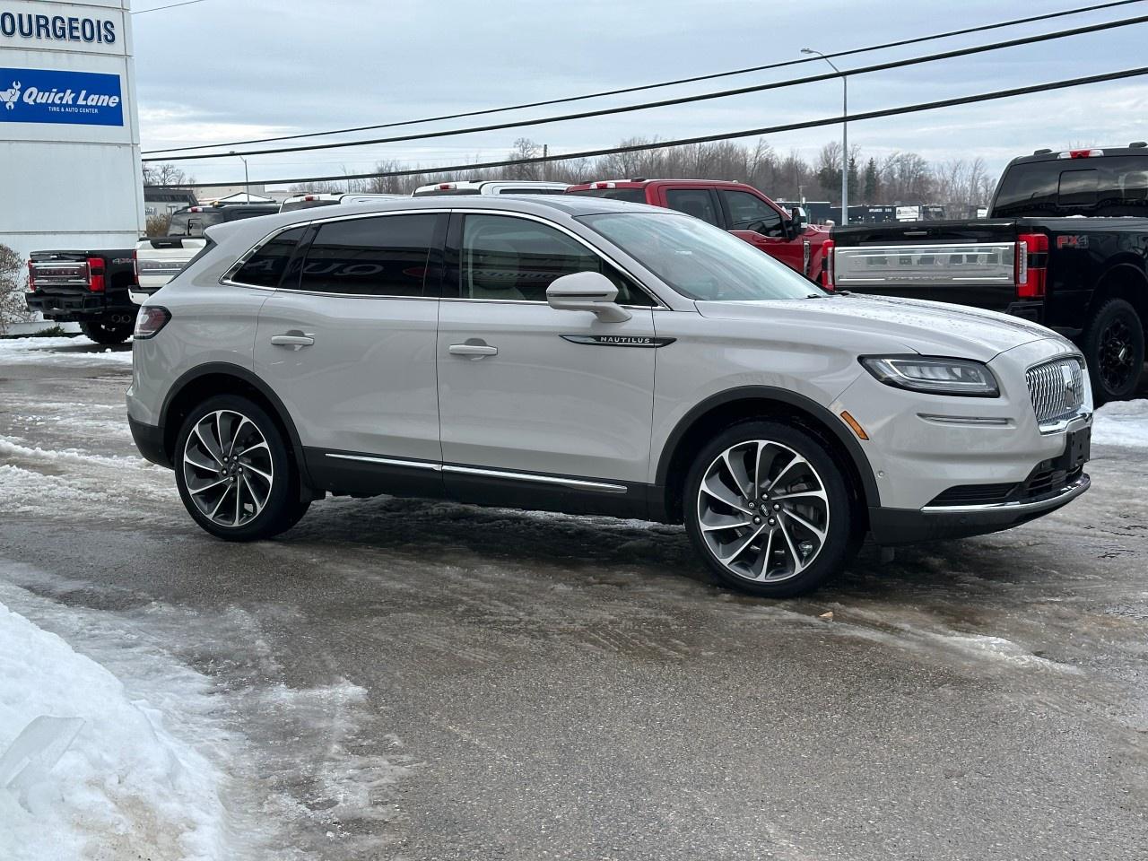 2022 Lincoln Nautilus Reserve AWD Photo4