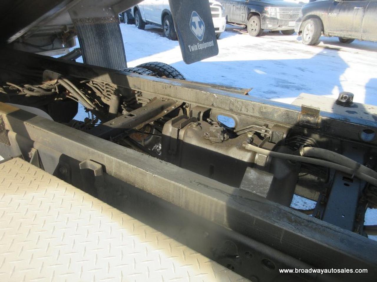 2019 Ford F-550 WORK READY XL-MODEL 3 PASSENGER 6.7L - POWER STROKE DIESEL.. 4X4.. REGULAR-CAB.. HYDRAULIC-DUMP-BOX.. TRAILER BRAKE.. Photo