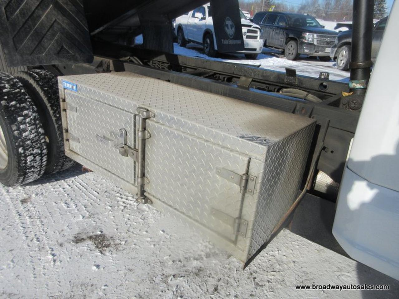 2019 Ford F-550 WORK READY XL-MODEL 3 PASSENGER 6.7L - POWER STROKE DIESEL.. 4X4.. REGULAR-CAB.. HYDRAULIC-DUMP-BOX.. TRAILER BRAKE.. Photo