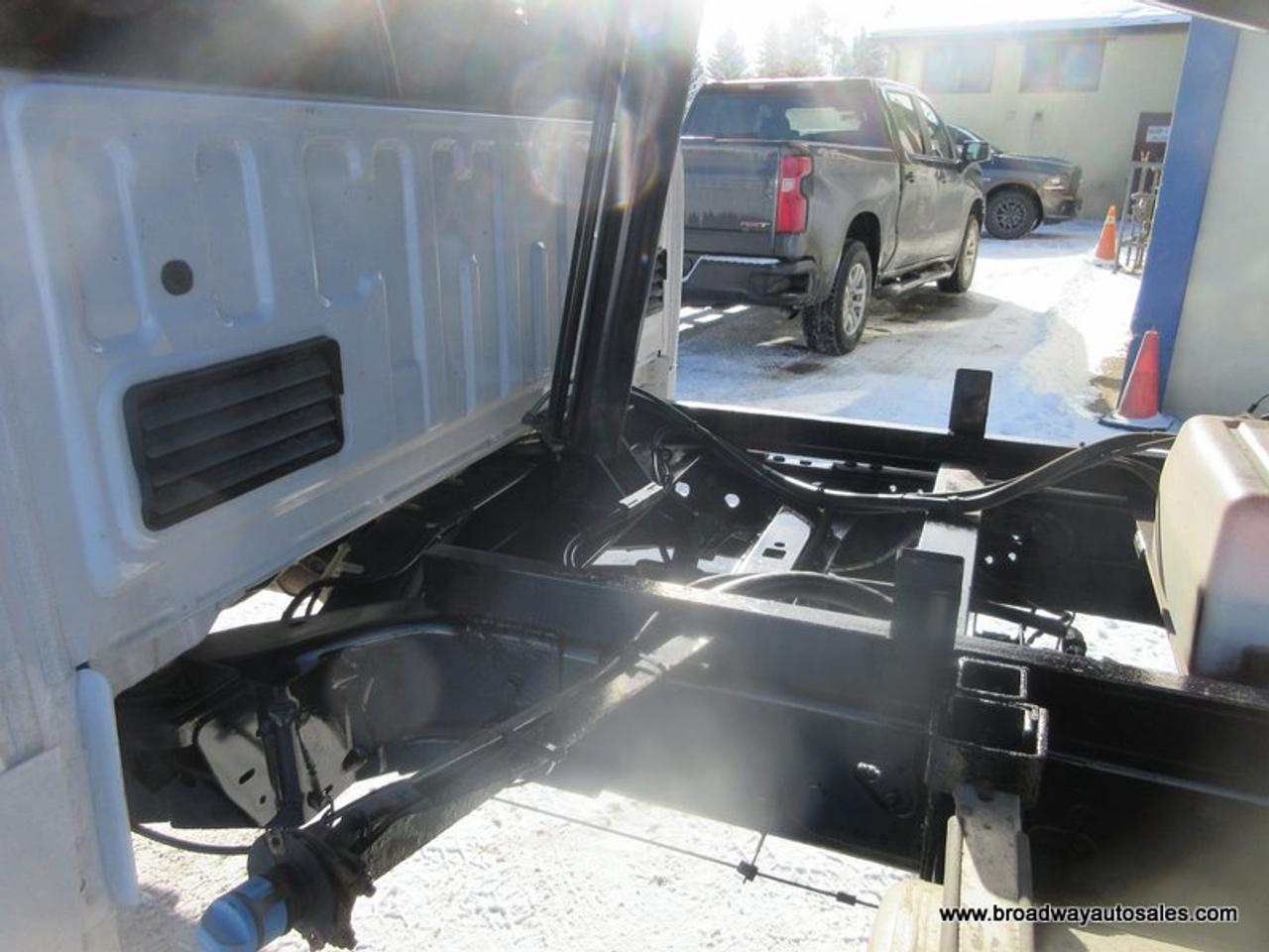 2020 Ford F-550 WORK READY XL-PACKAGE 3 PASSENGER 6.7L - POWER STROKE DIESEL.. 4X4.. REGULAR-CAB.. HYDRAULIC-DUMP-BOX.. TRAILER BRAKE.. Photo