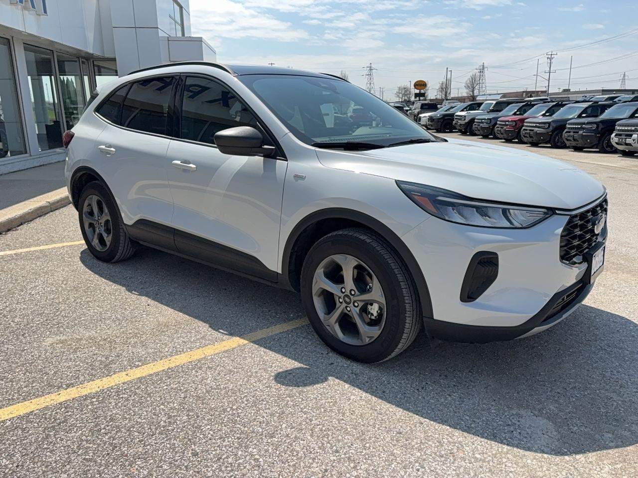 2025 Ford Escape ST-LINE, AWD, PANO ROOF, TECH PACK, HEATED WHEEL! Photo2