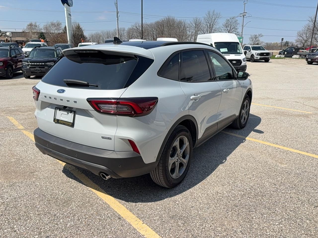 2025 Ford Escape ST-LINE, AWD, PANO ROOF, TECH PACK, HEATED WHEEL! Photo4
