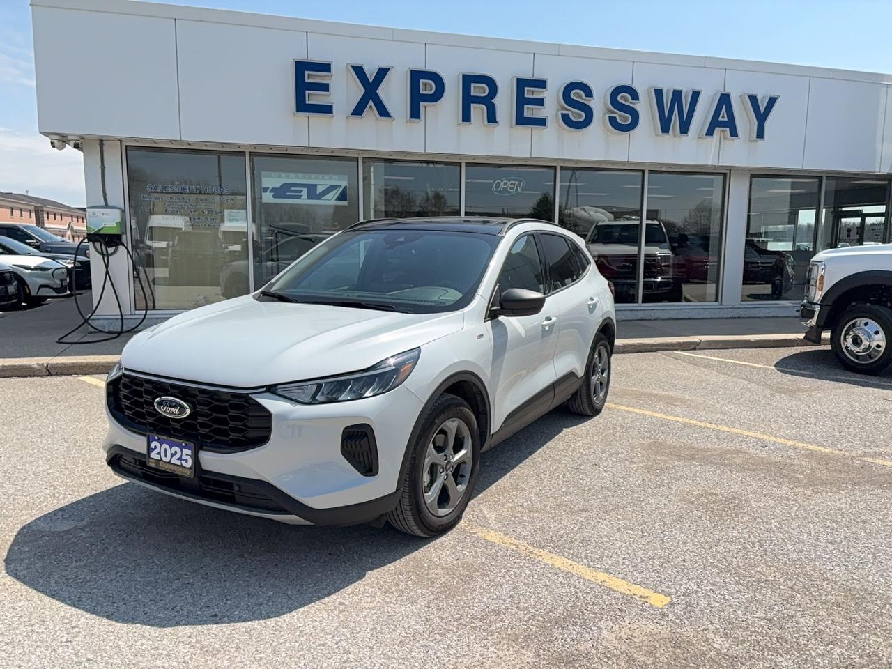 2025 Ford Escape ST-LINE, AWD, PANO ROOF, TECH PACK, HEATED WHEEL! Photo0