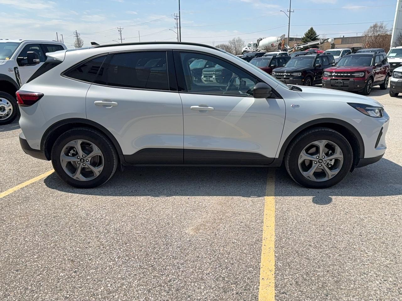 2025 Ford Escape ST-LINE, AWD, PANO ROOF, TECH PACK, HEATED WHEEL! Photo3