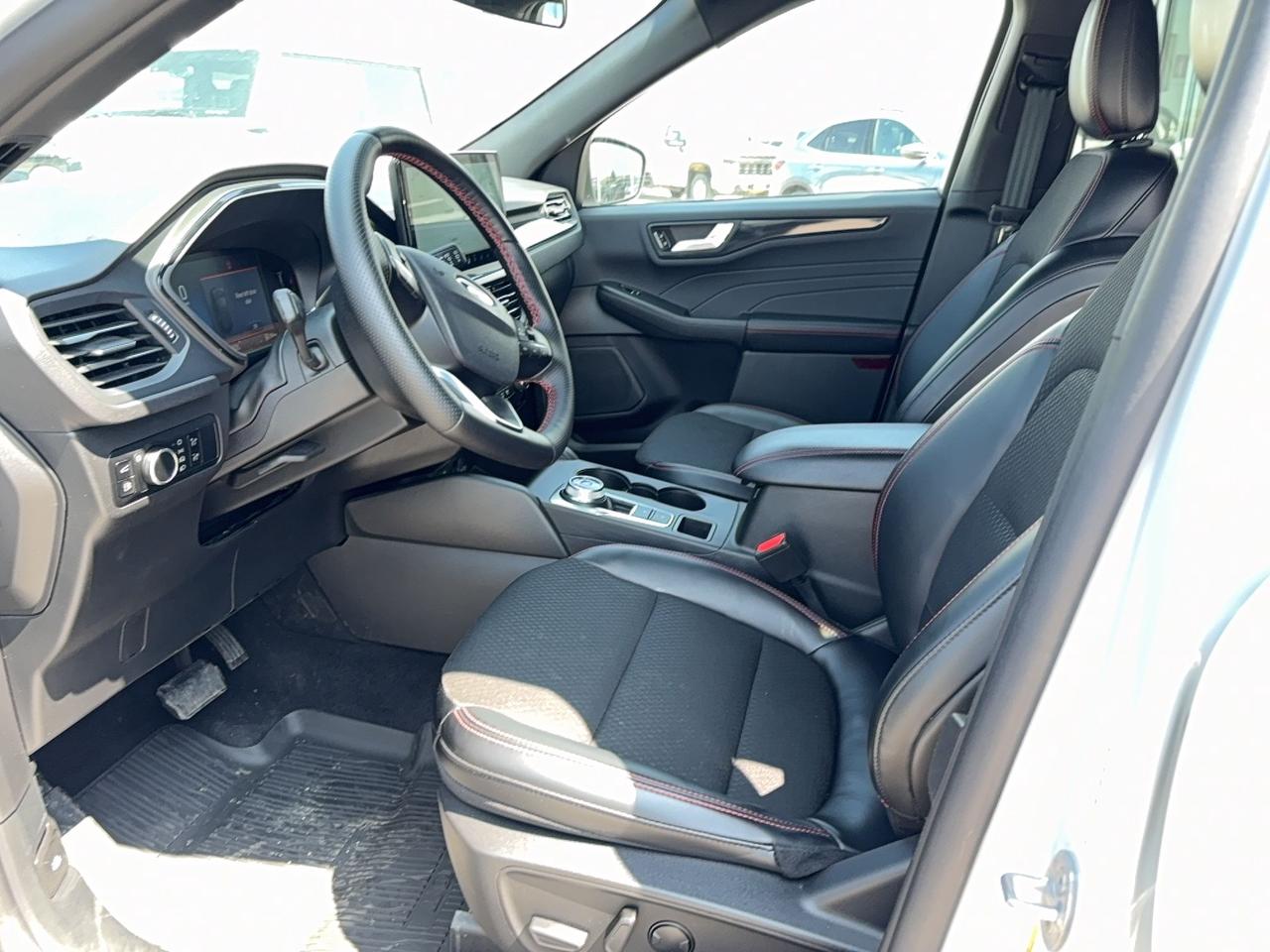 2025 Ford Escape ST-LINE, AWD, PANO ROOF, TECH PACK, HEATED WHEEL! Photo