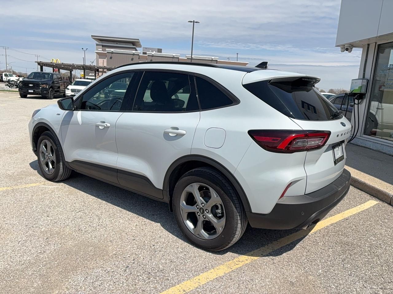 2025 Ford Escape ST-LINE, AWD, PANO ROOF, TECH PACK, HEATED WHEEL! Photo