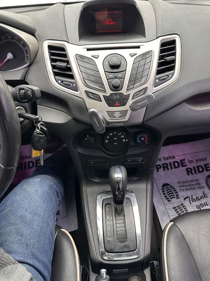 2011 Ford Fiesta SES - Photo #9