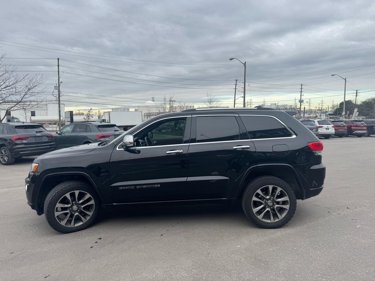 2018 Jeep Grand Cherokee OVERLAND 4WD LEATHER PAN/ROOF NAV B/SPOT CAMERA Photo3