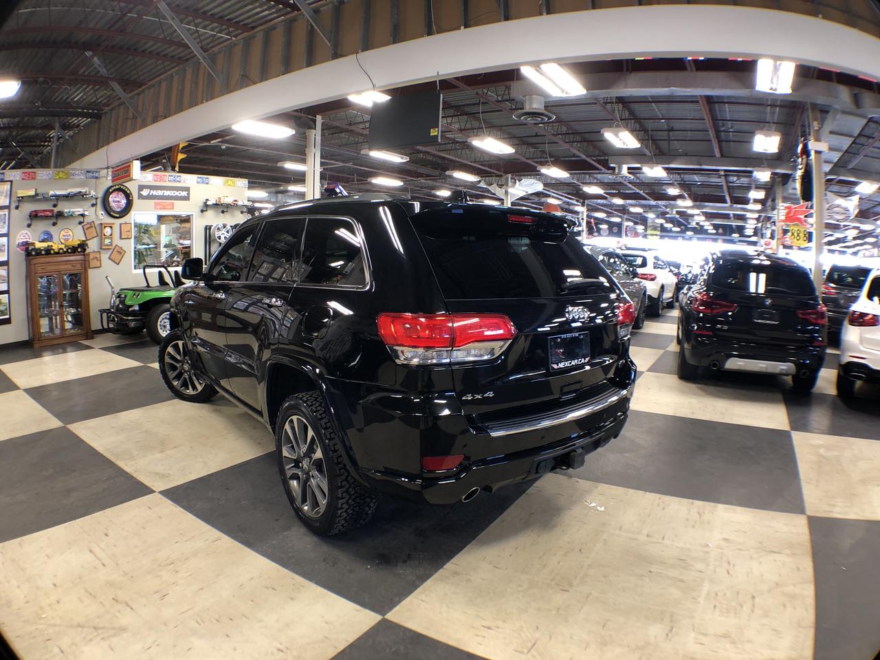 2018 Jeep Grand Cherokee OVERLAND 4WD LEATHER PAN/ROOF NAV B/SPOT CAMERA Photo4