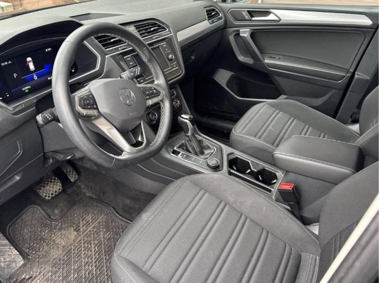 2022 Volkswagen Tiguan Trendline AWD | Blind Spot Monitor | Carplay and Android Auto | Heated Seats + Steering | and More ! Photo2