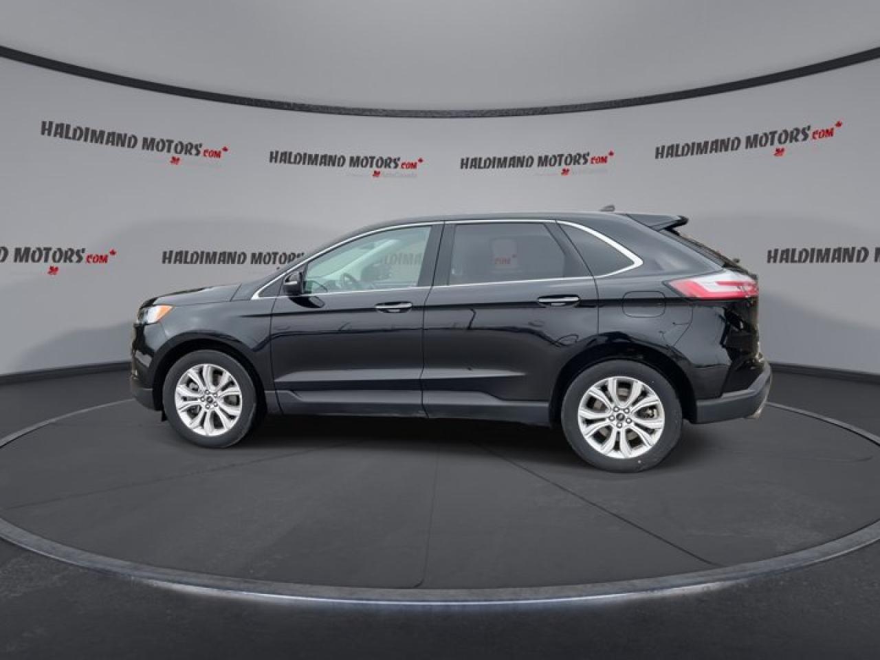 2024 Ford Edge Titanium AWD | Panoramic Roof | Remote Start | Heated Seats | Leather Seats Photo4