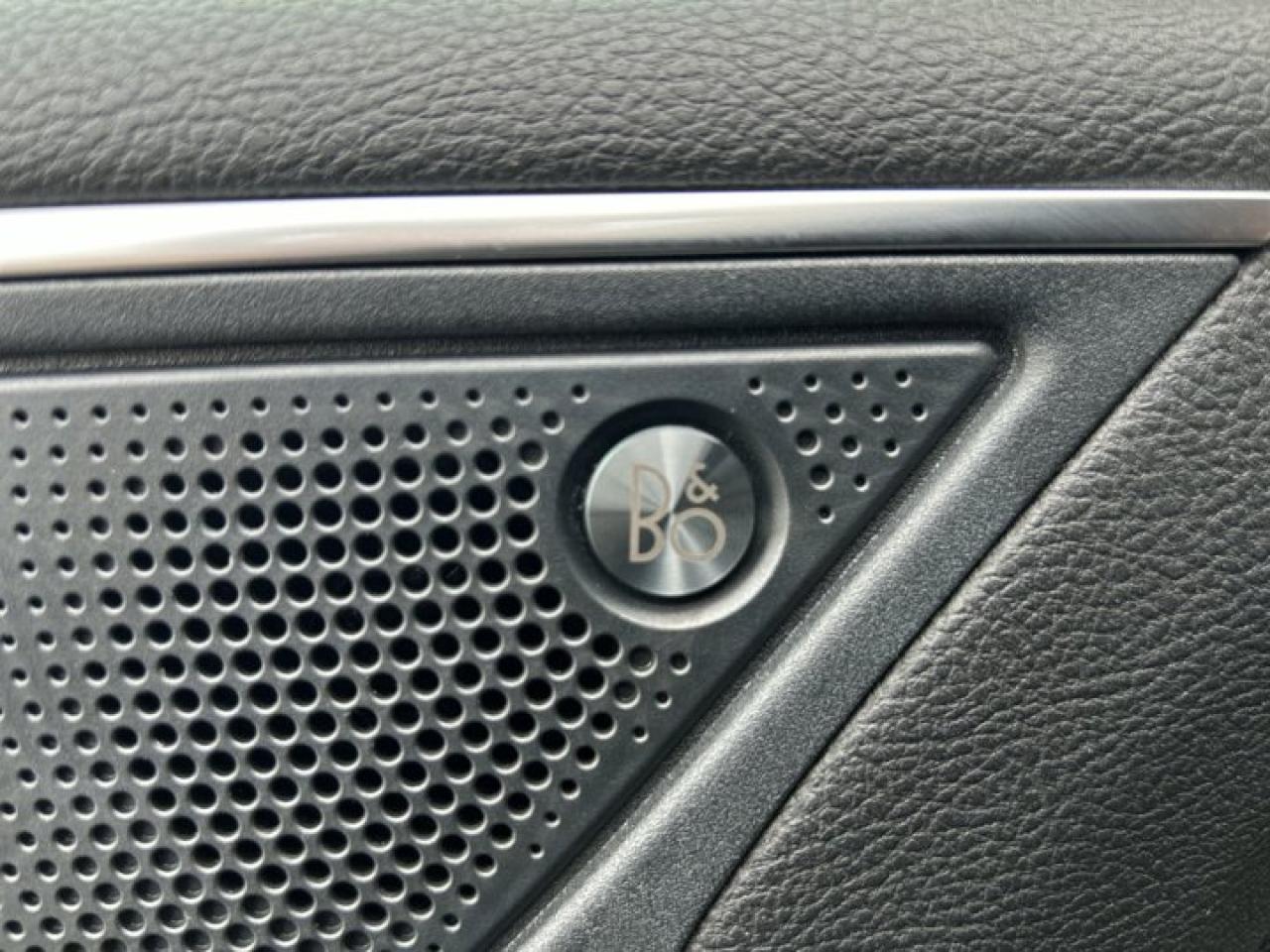 2024 Ford Edge Titanium AWD | Panoramic Roof | Remote Start | Heated Seats | Leather Seats Photo