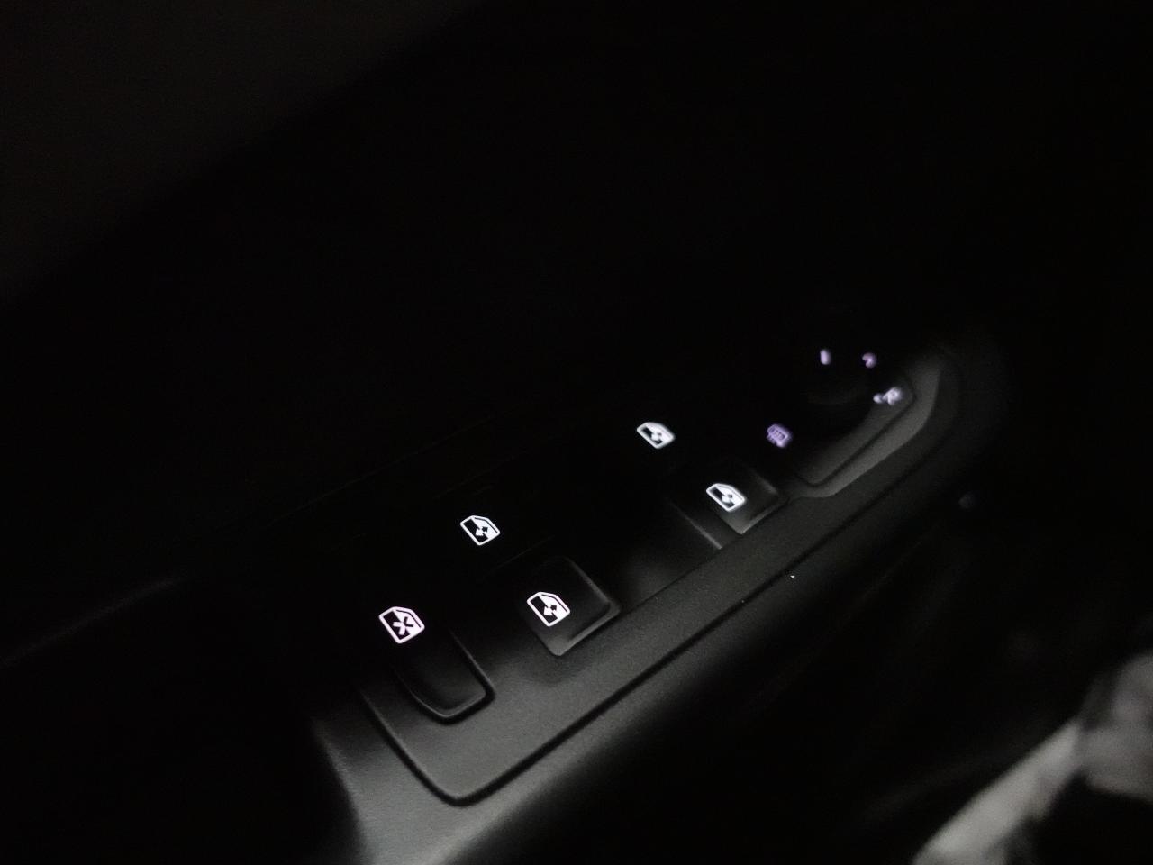 2022 Volkswagen Taos HIGHLINE | AWD | Nav | Leather | Pano roof | BSM Photo