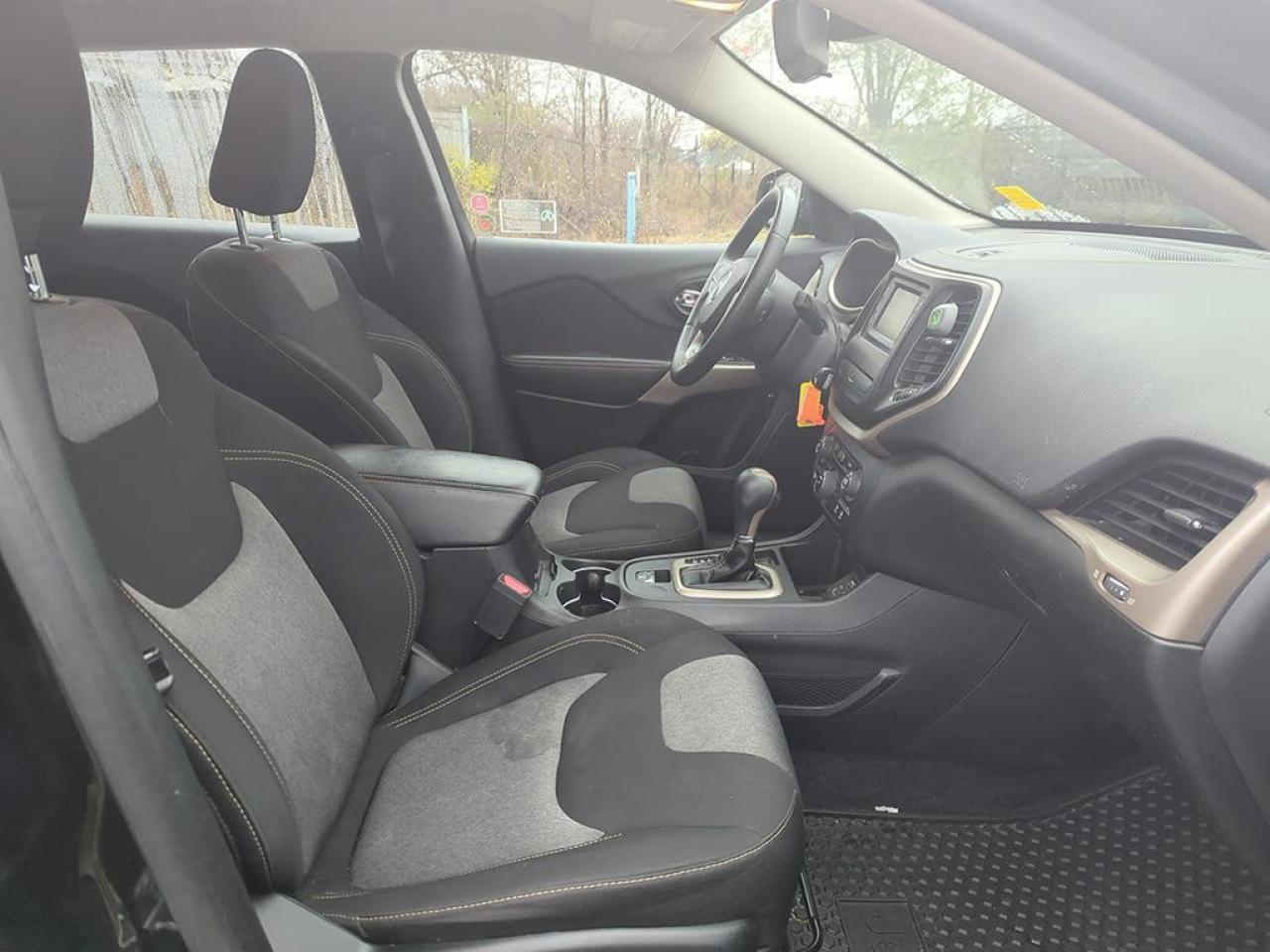 2017 Jeep Cherokee Sport Photo