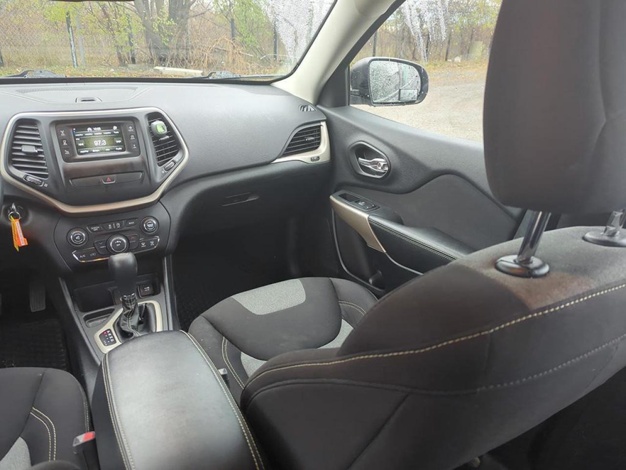2017 Jeep Cherokee Sport Photo