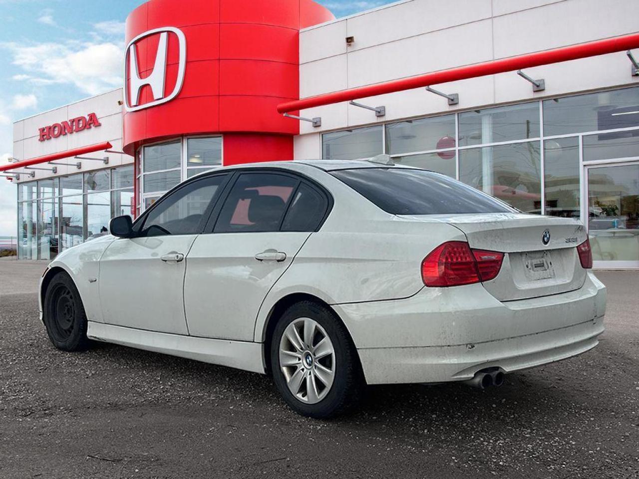 2011 BMW 3 Series 323i Photo3