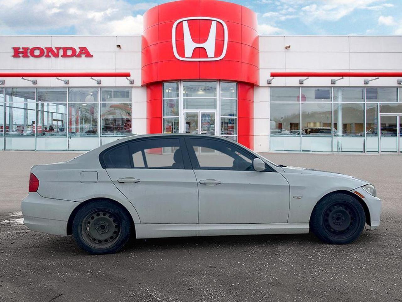 2011 BMW 3 Series 323i Photo