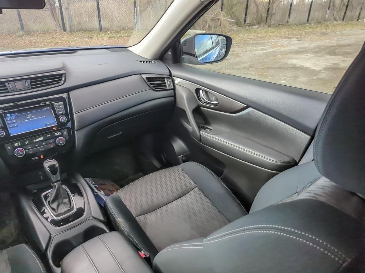 2017 Nissan Rogue SV Photo