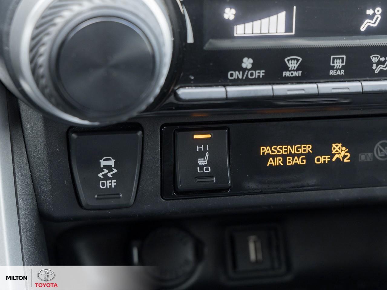 2020 Toyota RAV4 HEATED SEATS APPLE CARPLAY BLIND SPOT SAFETY SENSE Photo