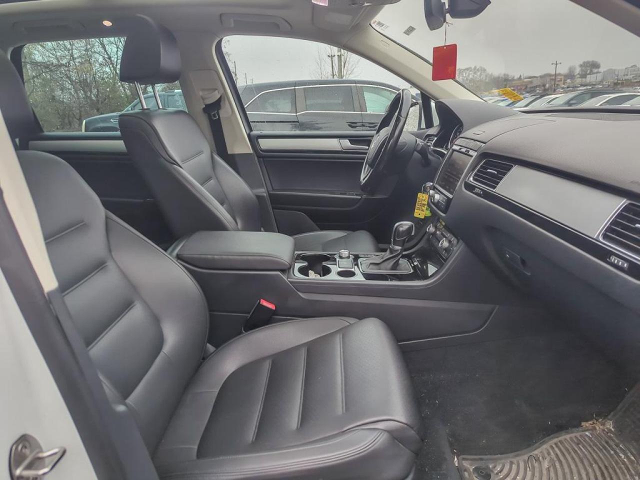 2017 Volkswagen Touareg 3.6L Photo