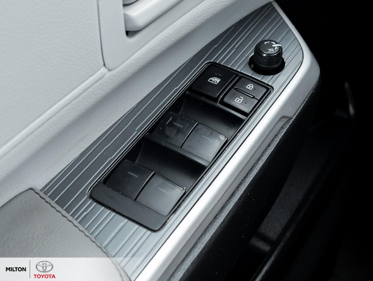 2025 Toyota Sienna HYBRID HEATED STEERING HEATED SEATS BLIND SPOT ONE Photo