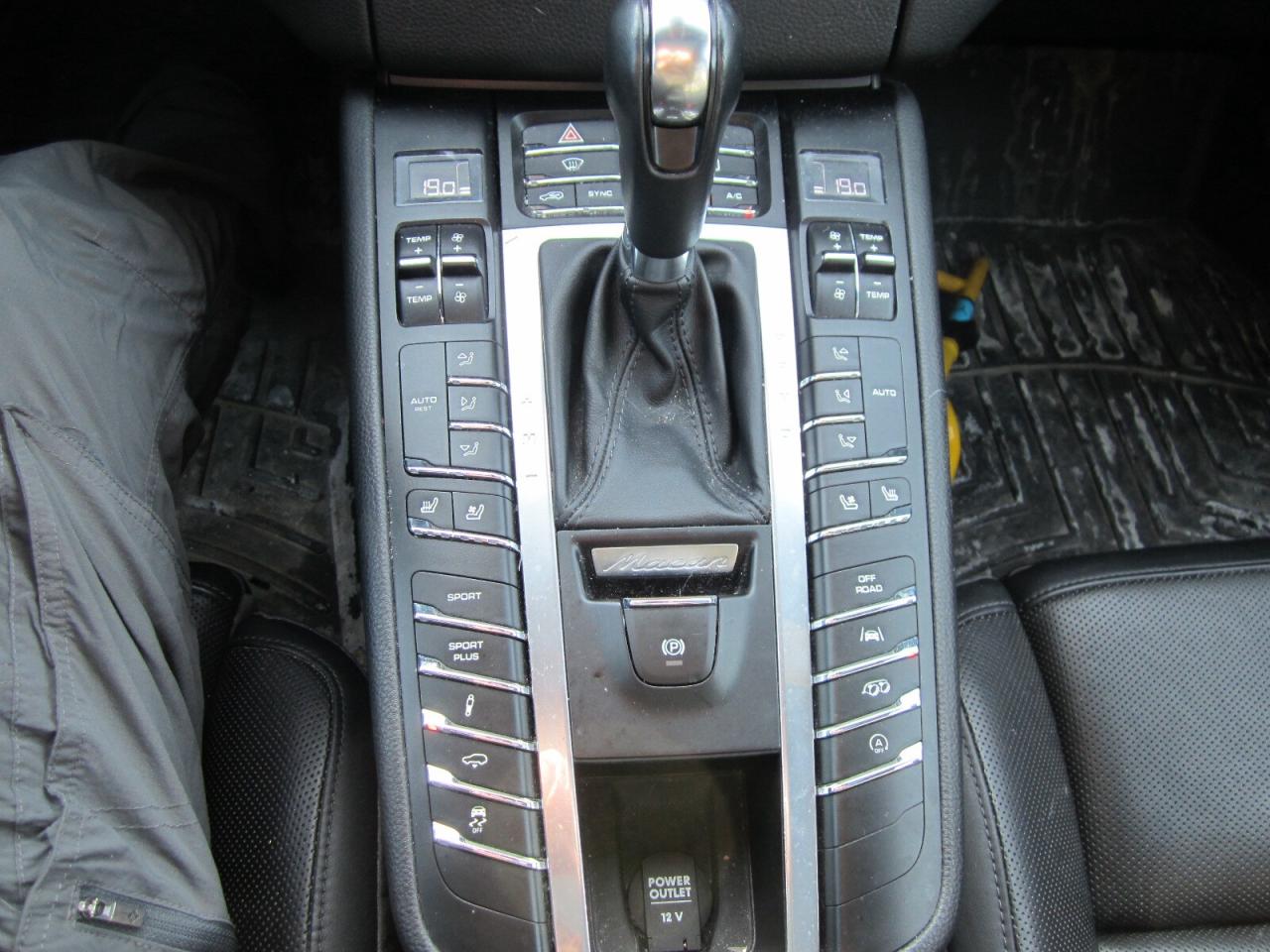 2018 Porsche Macan Sport Edition AWD LOCAL TRADE NO ACCIDENTS Photo