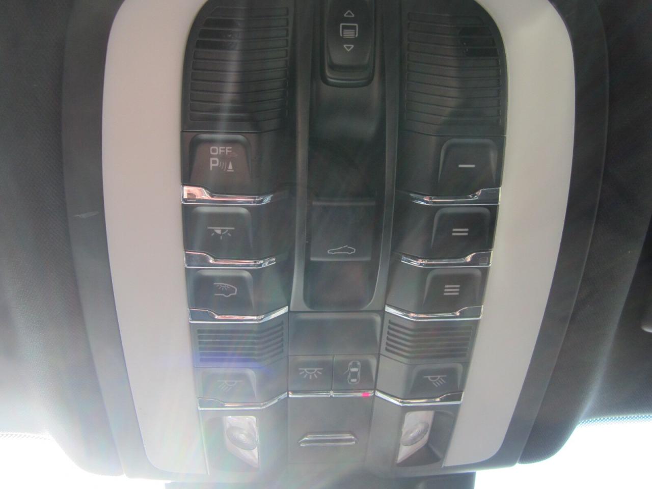 2018 Porsche Macan Sport Edition AWD LOCAL TRADE NO ACCIDENTS Photo