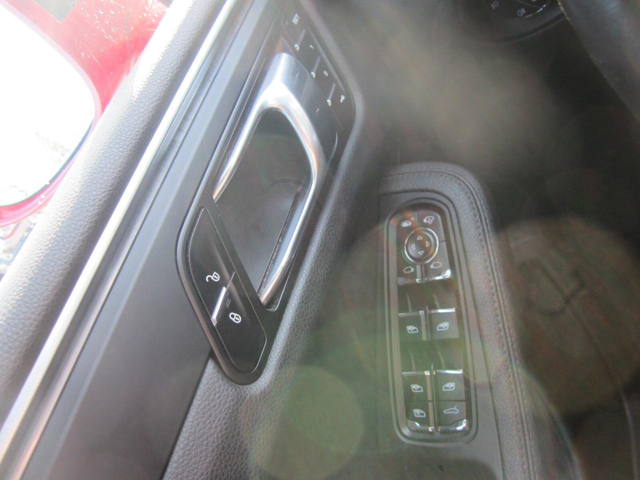 2018 Porsche Macan Sport Edition AWD LOCAL TRADE NO ACCIDENTS Photo