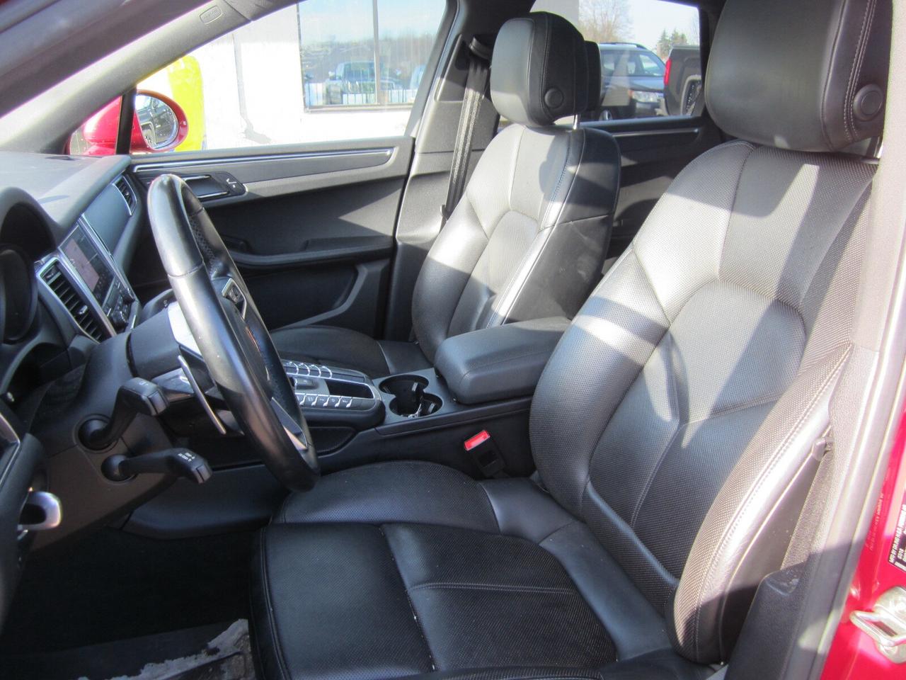 2018 Porsche Macan Sport Edition AWD LOCAL TRADE NO ACCIDENTS Photo