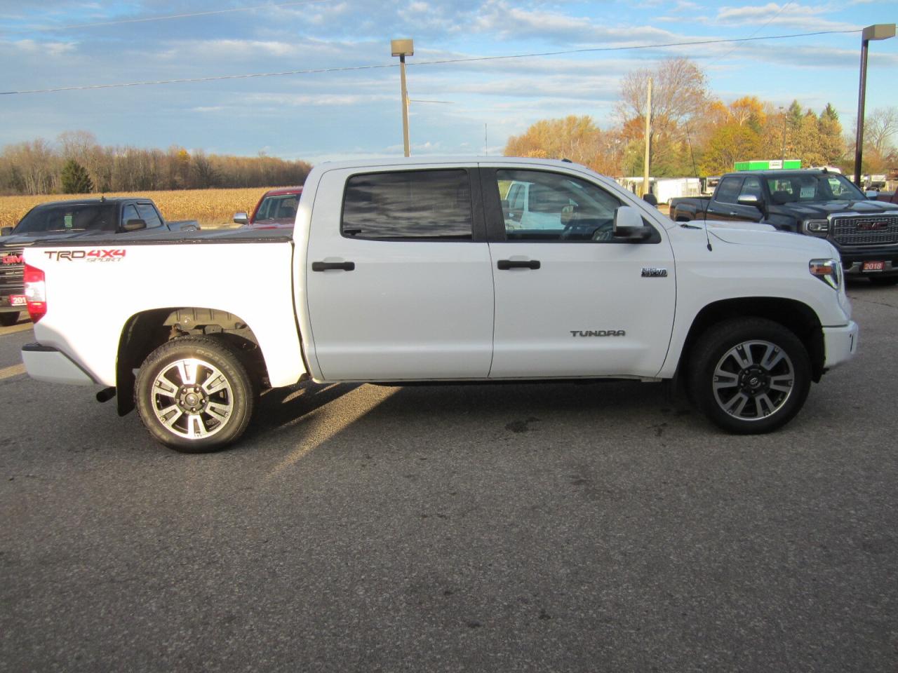 2018 Toyota Tundra 4x4 Crewmax SR5 Plus 5.7L ONE OWNER NO ACCIDENTS Photo