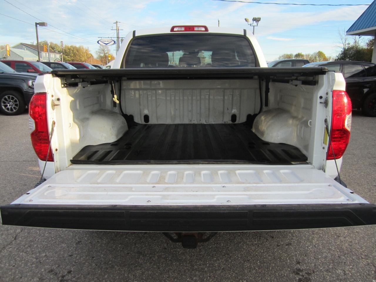 2018 Toyota Tundra 4x4 Crewmax SR5 Plus 5.7L ONE OWNER NO ACCIDENTS Photo