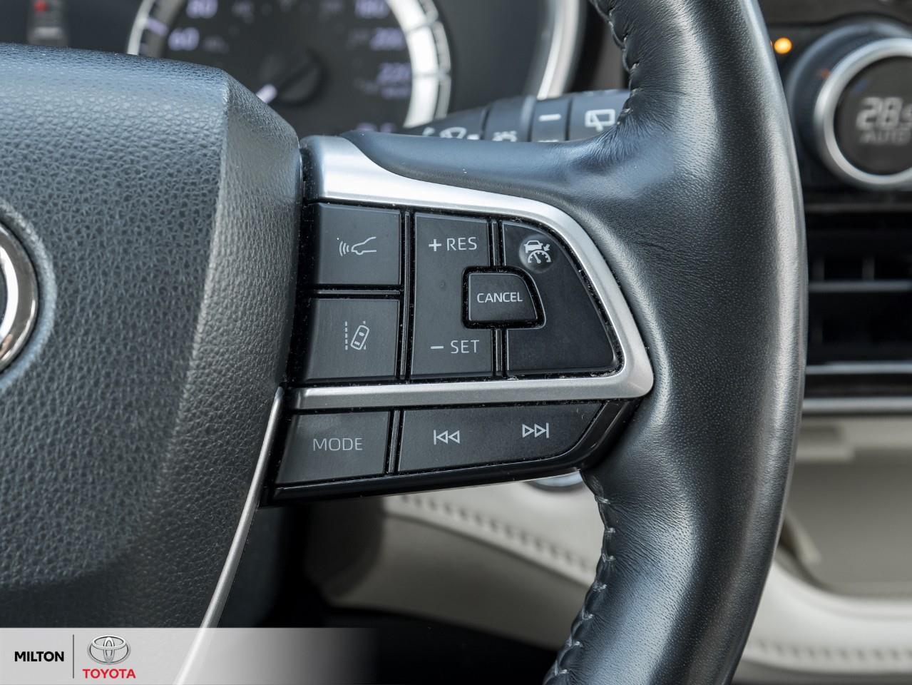 2023 Toyota Highlander LEATHER SUNROOF BLIND SPOT 8 PASSENGER XLE Photo