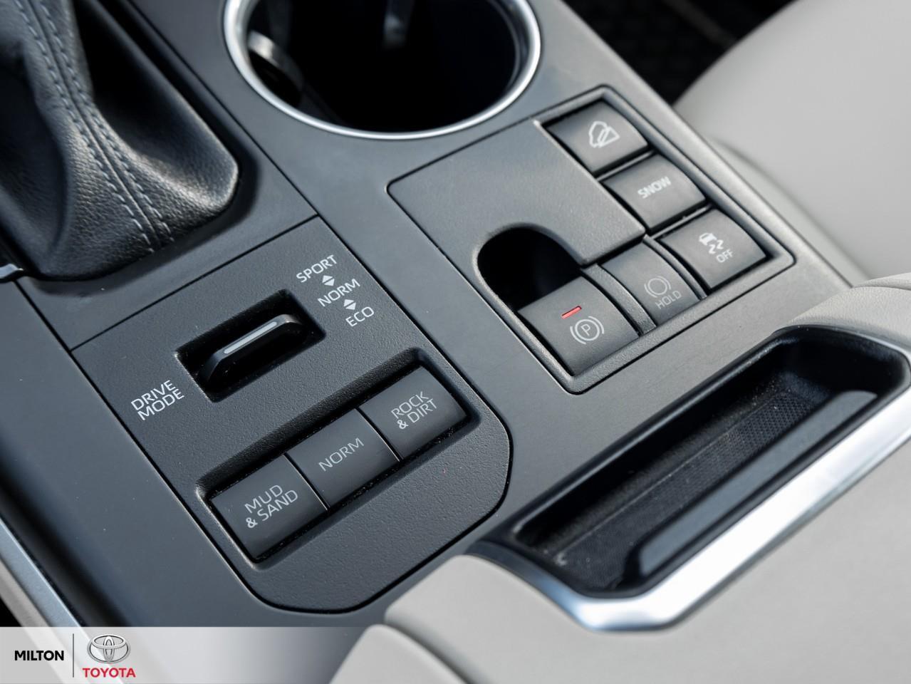 2023 Toyota Highlander LEATHER SUNROOF BLIND SPOT 8 PASSENGER XLE Photo