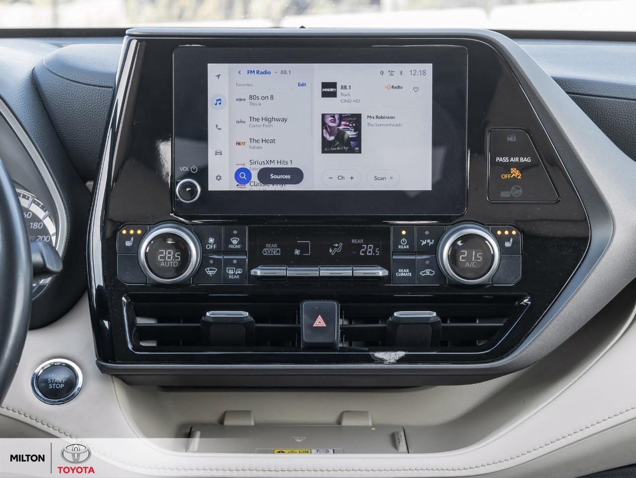 2023 Toyota Highlander LEATHER SUNROOF BLIND SPOT 8 PASSENGER XLE Photo