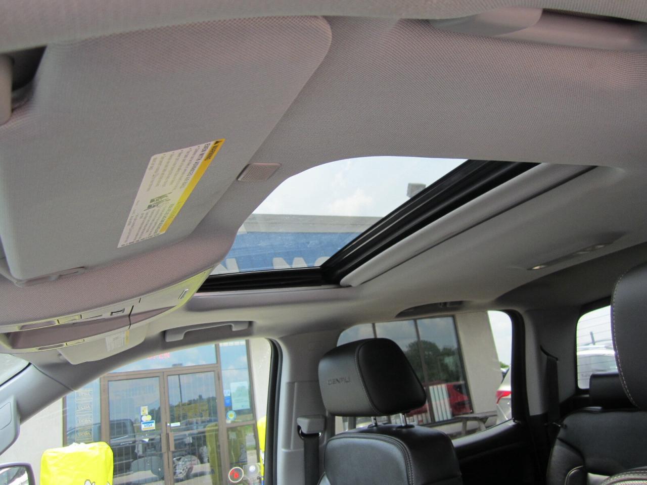 2018 GMC Sierra 1500 4WD Crew Cab 153.0  Denali NO ACCIDENTS Photo