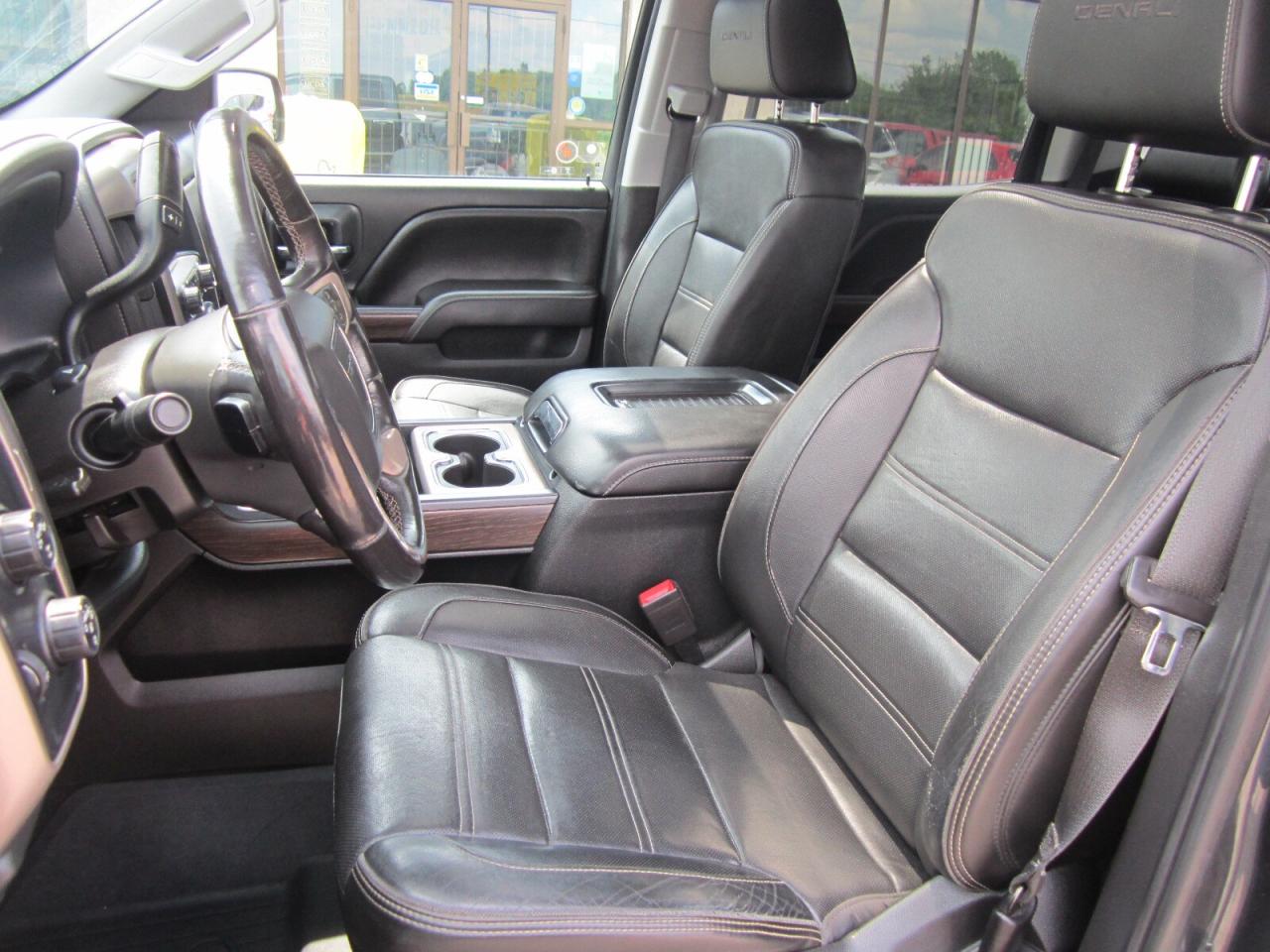 2018 GMC Sierra 1500 4WD Crew Cab 153.0  Denali NO ACCIDENTS Photo