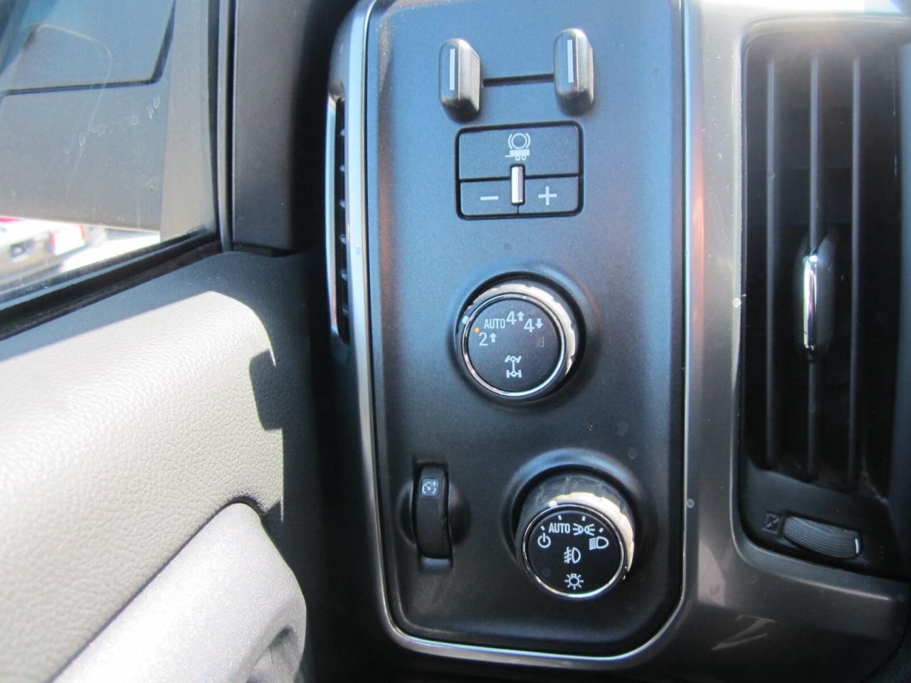 2018 Chevrolet Silverado 1500 4WD Crew 153.0 2LT ONE OWNER NO ACCIDENTS Photo