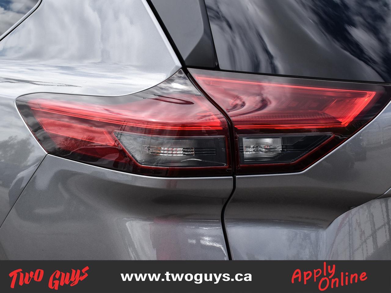 2022 Nissan Rogue SV AWD   Panoroof   Htd Cloth   New Tires Photo