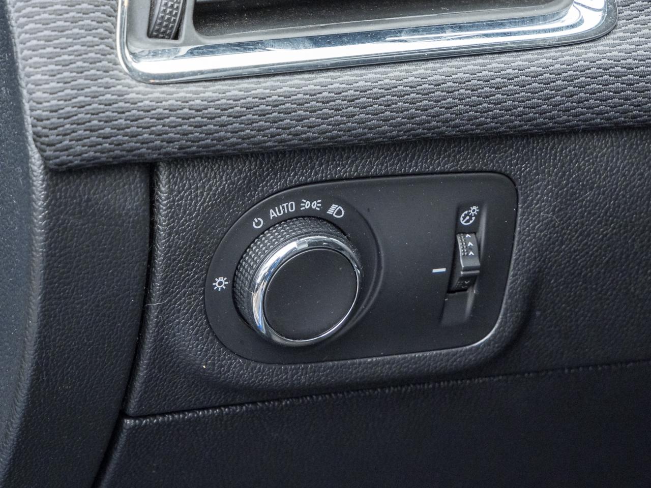 2017 Chevrolet Cruze 4dr HB 1.4L LT w-1SD Photo