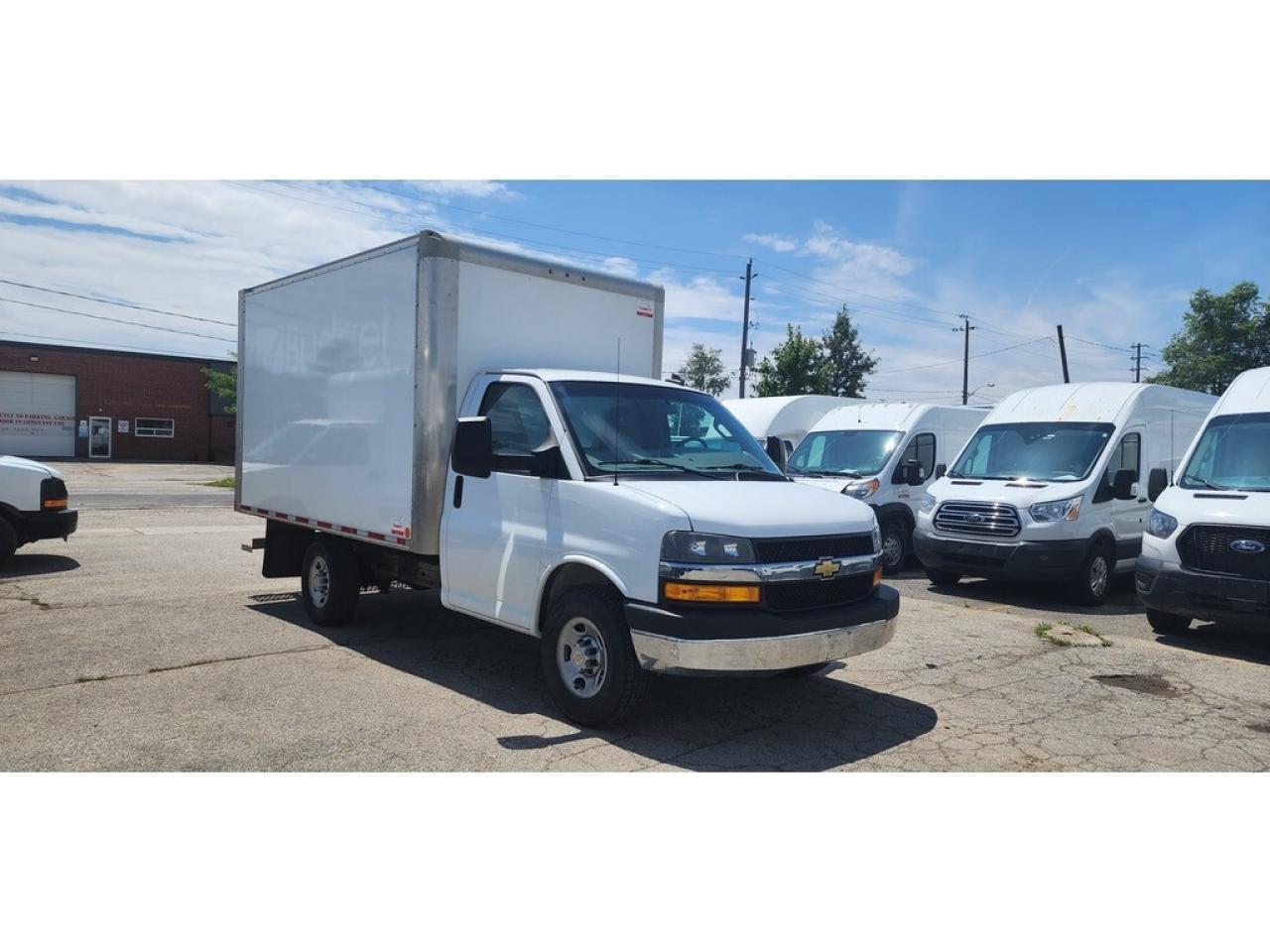 2020 GMC Savana 12Ft Box - 6.0LV8 Gasoline - Pull Out Ramp Photo3