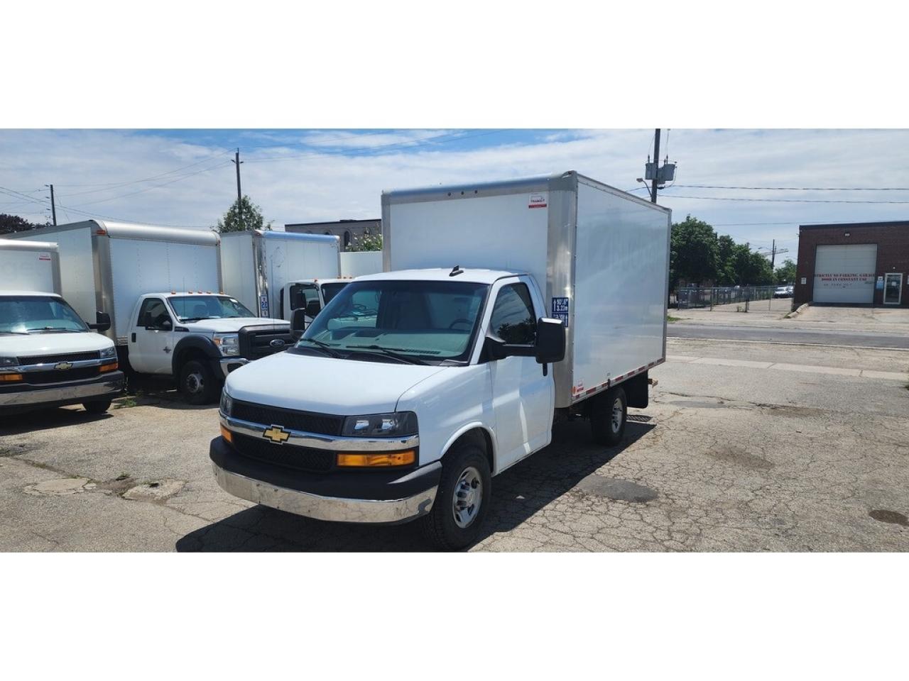 2020 GMC Savana 12Ft Box - 6.0LV8 Gasoline - Pull Out Ramp Photo4