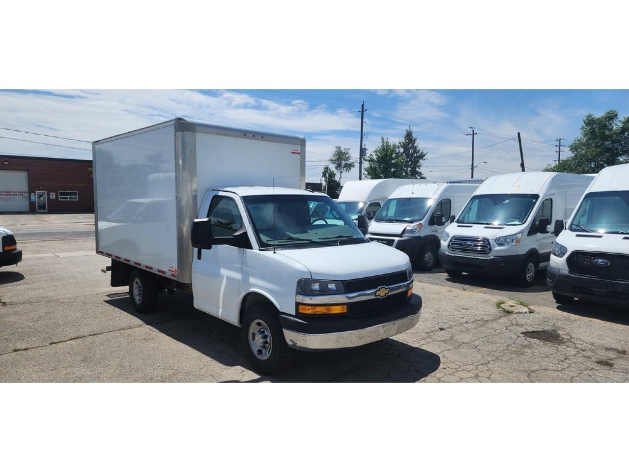 2020 GMC Savana 12Ft Box - 6.0LV8 Gasoline - Pull Out Ramp Photo