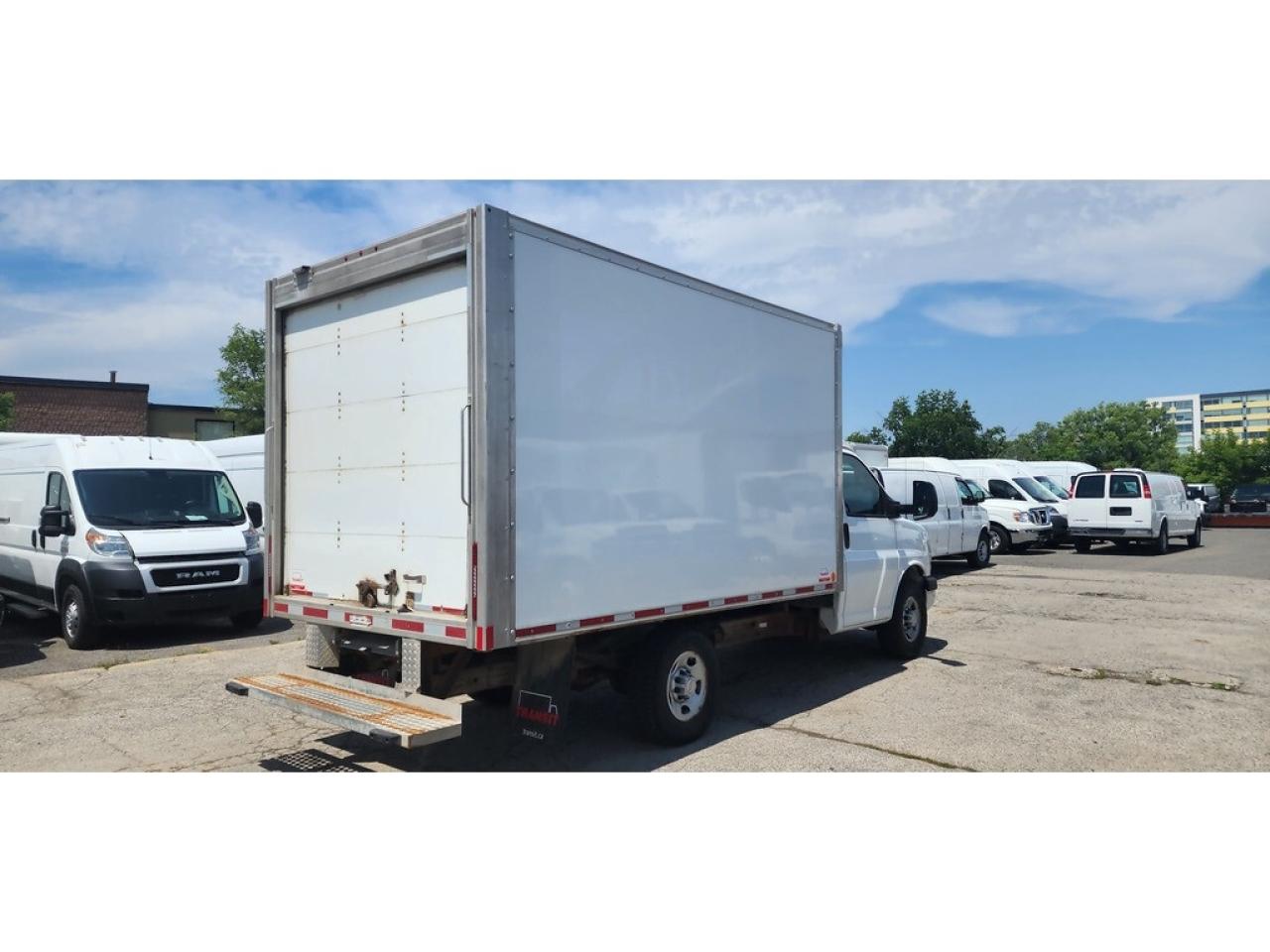 2020 GMC Savana 12Ft Box - 6.0LV8 Gasoline - Pull Out Ramp Photo