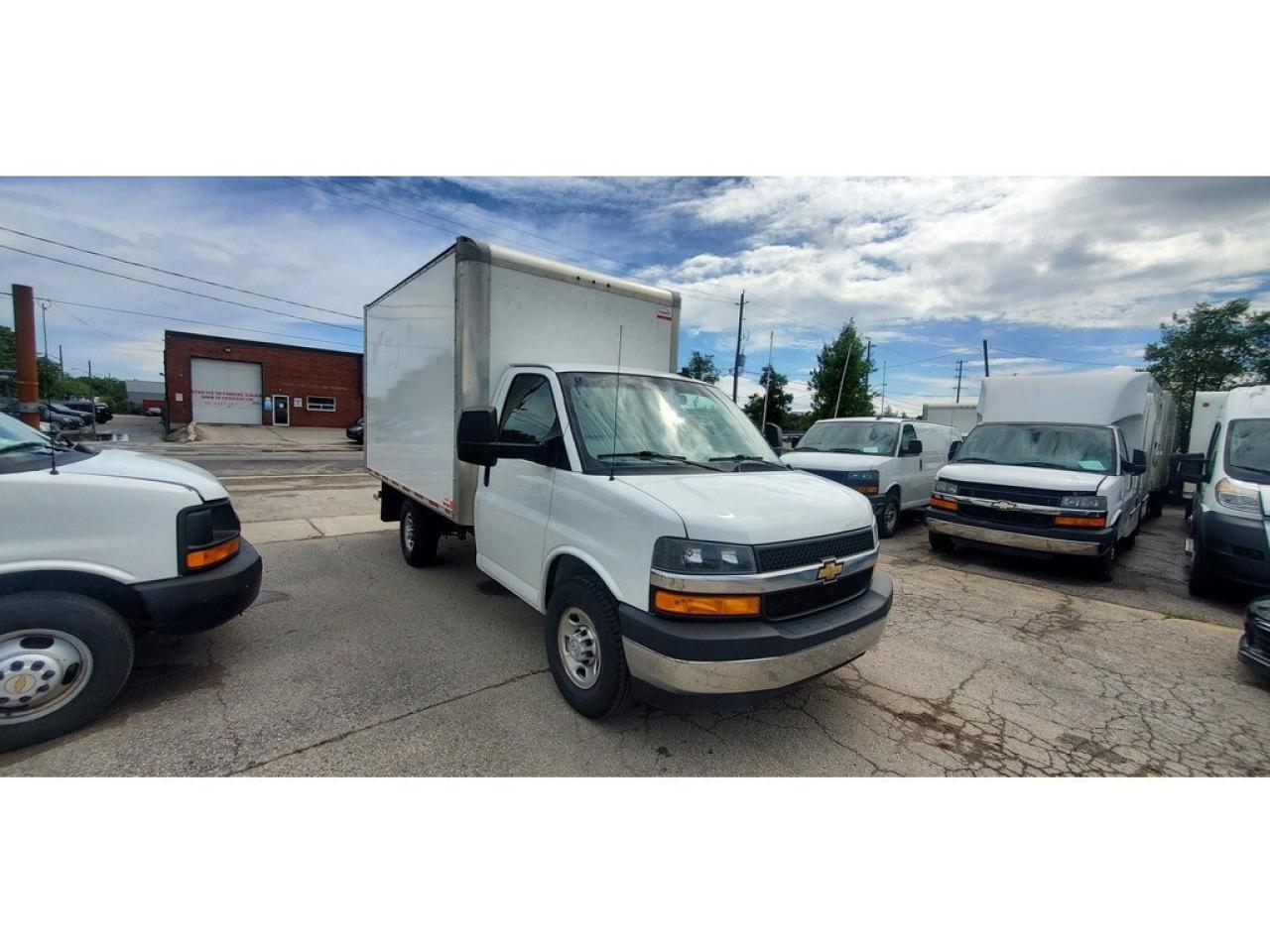 2020 GMC Savana 12Ft Box - 6.0LV8 Gasoline - Pull Out Ramp Photo